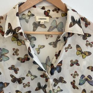 L’AGENCE butterfly blouse a perfect pairing with denim for date night 🦋